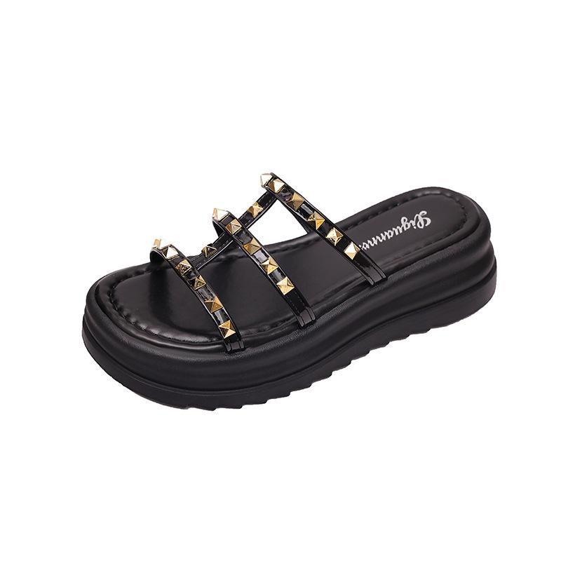 Design Sense Rivet Sandals Women's Summer Wear 2025 New Casual Muffin Thick Bottom Fashionable Versatile One-word Slippers