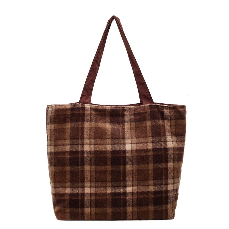 

2025 new trend autumn and winter fashion plaid large-capacity shoulder bag Korean version versatile retro commuter messenger bag темно-коричневого