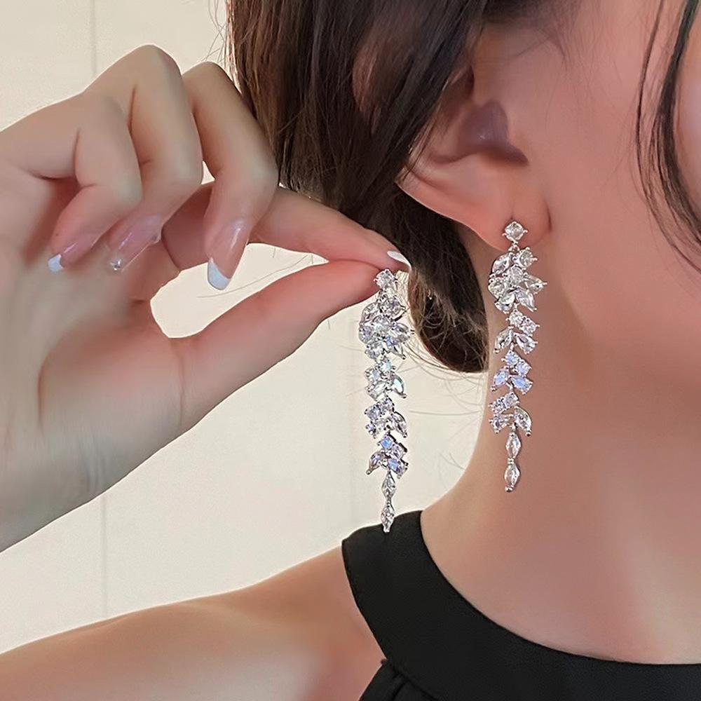 Brincos de Borla Pérola Sense Premium Agulha de Prata Celebridade Elegante Moda Brincos de Temperamento Brincos Longos de Diamante Flash de Luxo Leve Mulheres