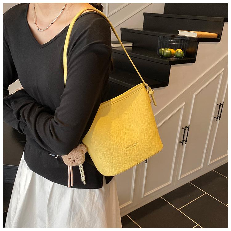 Simple and large-capacity commuter bucket bag women's new pendant bag popular single shoulder fashion messenger bag tide