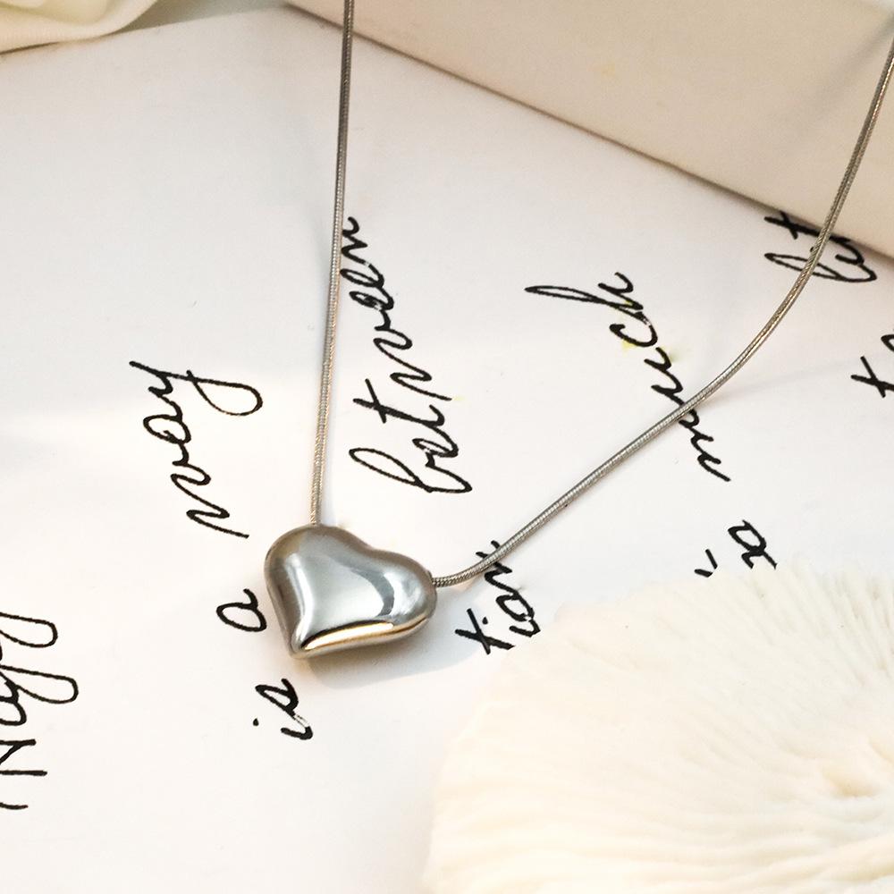 Stylish And Simple 18K Gold Peach Heart Collarbone Chain Female Niche High-End Three-Dimensional Love Pendant Titanium Steel Necklace Cool Tide