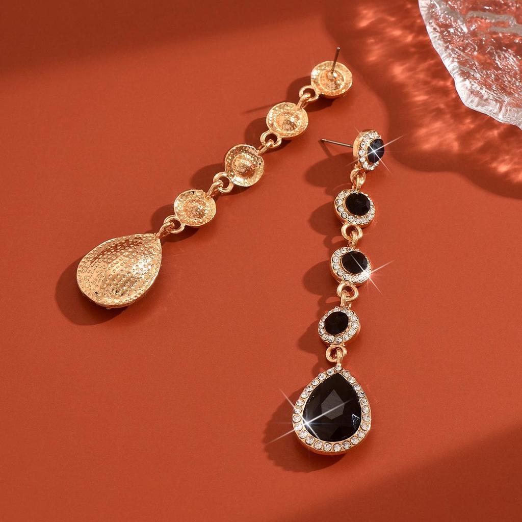 Retro Court Style Rhinestone Long Water Drop Earrings for Dinner Party Accessories.