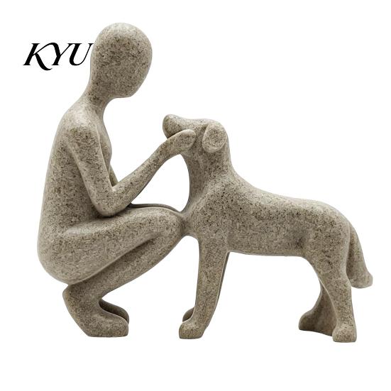 Dekorative Regalstatue für Haustierverlust, Abstrakte Mensch-Hund Harzfigurine, Sandsteinstruktur Bindungsskulptur, Gedenk-Souvenirs, Elternhaus