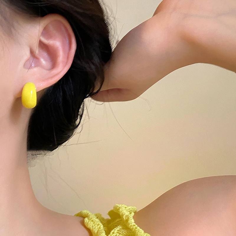 Dopamine Acrylic C-shaped Earrings, Simple and Compact Stud Earrings, High-end Fashion Commuter Versatile Earrings.