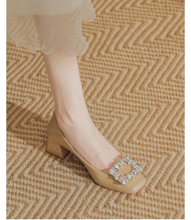 

Човники для відпочинку для жінок Лофери Сліпони Шкіряні туфлі на середньому каблуці Жіноче взуття Оксфорд з квадратним носком Яскраві туфлі на платформі з діамантами Жіноче 39 абрикосовий