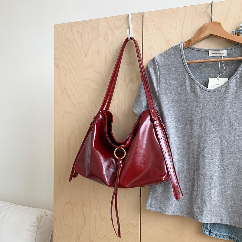 

2025 Korean Lazy Shoulder Bag Commuting High-quality Temperament Women s Retro Large Capacity Cross-body Tote красный