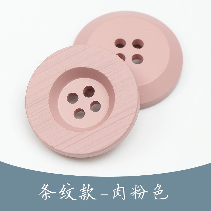 Svarta trenchcoat med hartsknappar, kostymimitation, hornknappar, färgade fyröglade knappar i exklusivt ullmönster