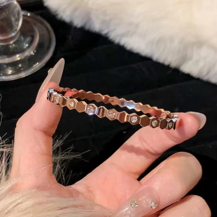 Golden Womens Bracelet Titanium Jewelry 18K Gold-plated Waterproof Rust Proof Non Color Changing Mens and Womens Couple Jewelry