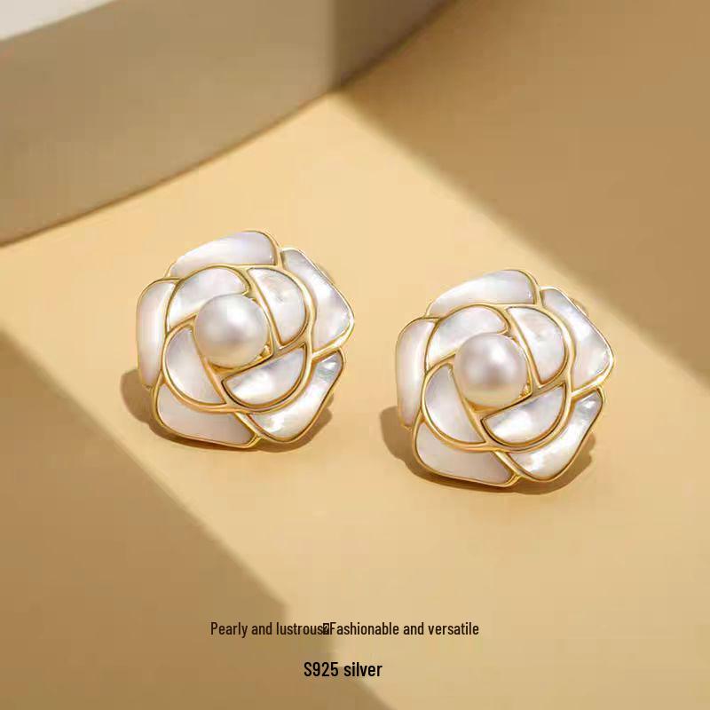 Cercei stud Camelia cu Perle Naturale de Apă Dulce de Grad 5A, Stil Haute Couture Francez, Tendință de Modă Femei pe TikTok.