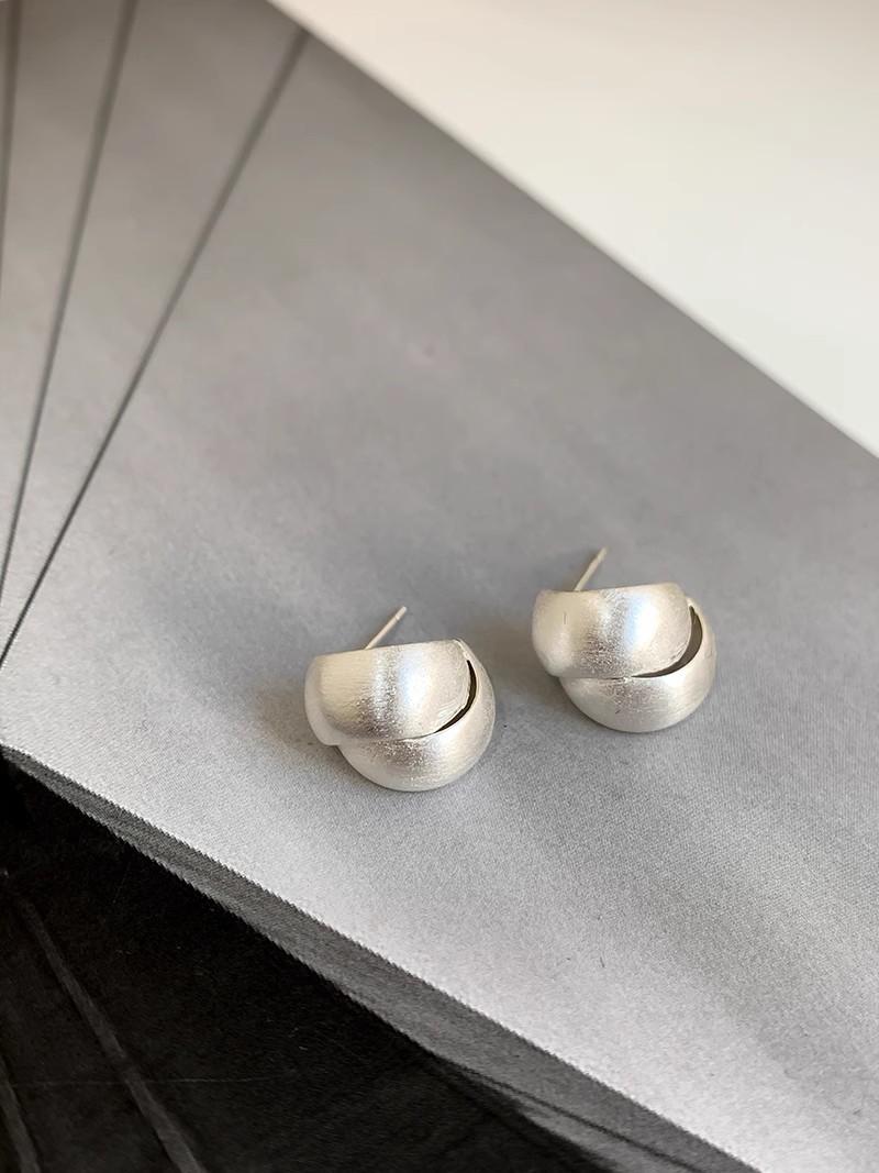 

S silver needle niche design brushed metal staggered high-end earrings ins cold wind stud earrings short hipster
