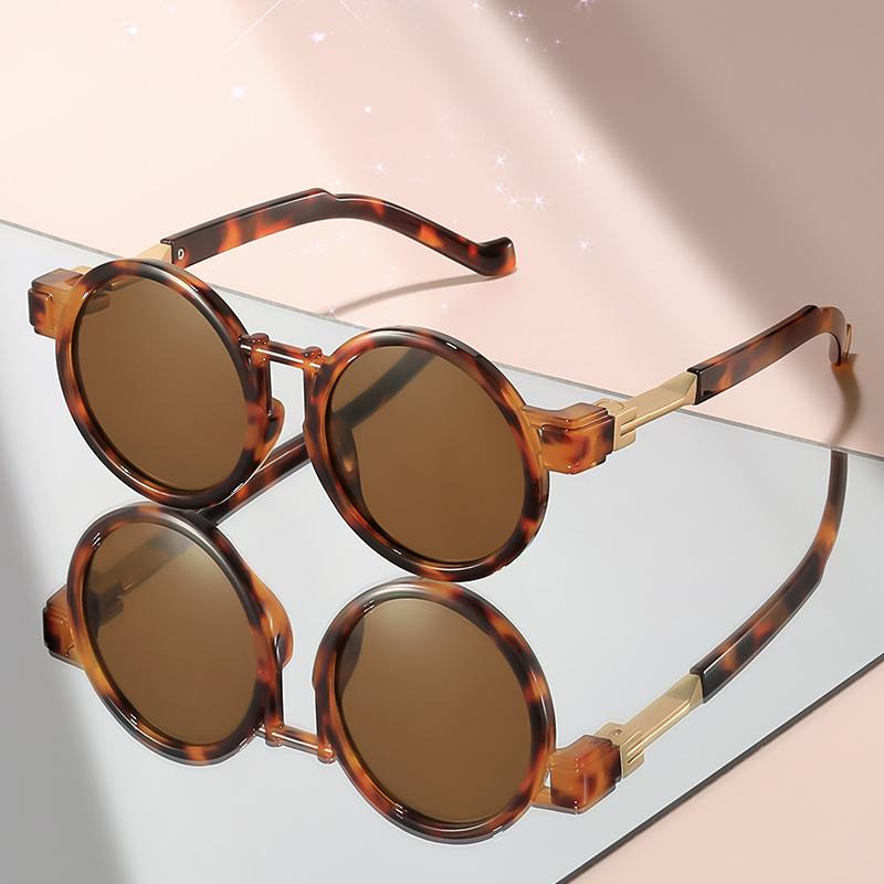 New Retro Small Round Frame Hip-hop Sunglasses for Travel and Party Outfits, Paired with Street Photography Sunglasses