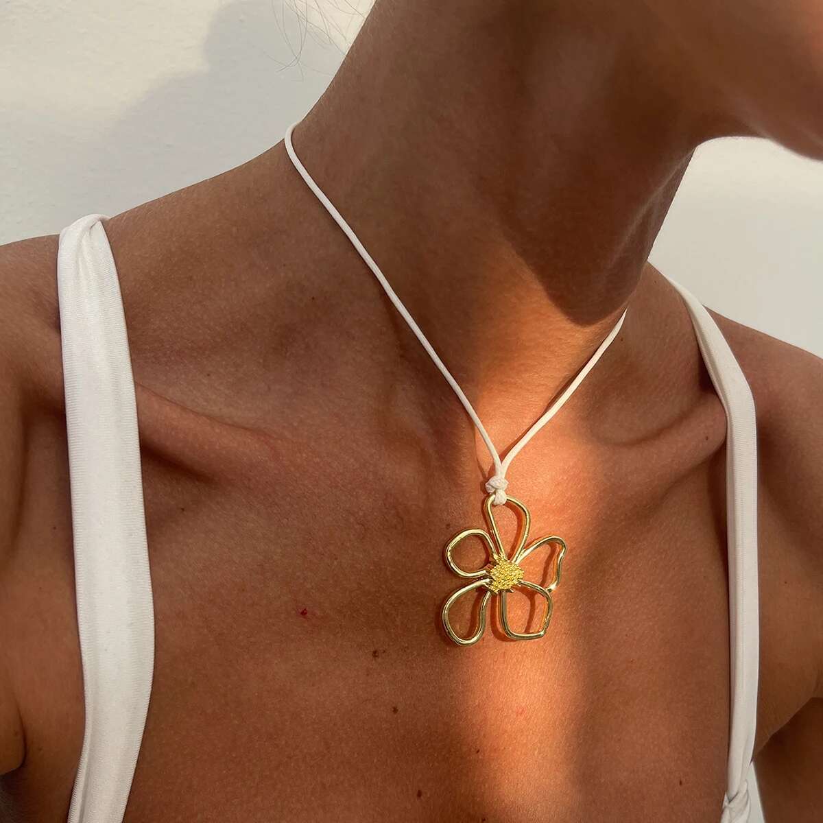 

SHIXIN Trendy Gold Color Flower Pendant Necklace for Women Retro Adjustable Rope Chain Choker Clavicle Chain Jewelry on the Neck