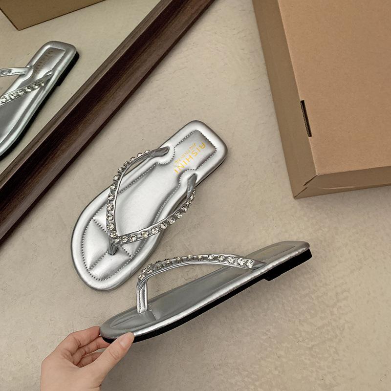 Fashion and Lightweight Internet Celebrity Explosion Flat Bottom Flip-flops Women 2025 New Summer Wear Non-slip Silver Cool Slippers