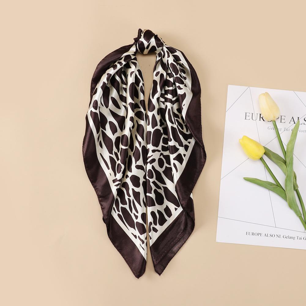 Leopardtrykk lite silkeskjerf 60 cm lite firkantet skjerf Dameskjerf Dekorativt hodeskjerf Mote silkeskjerf Halskjede
