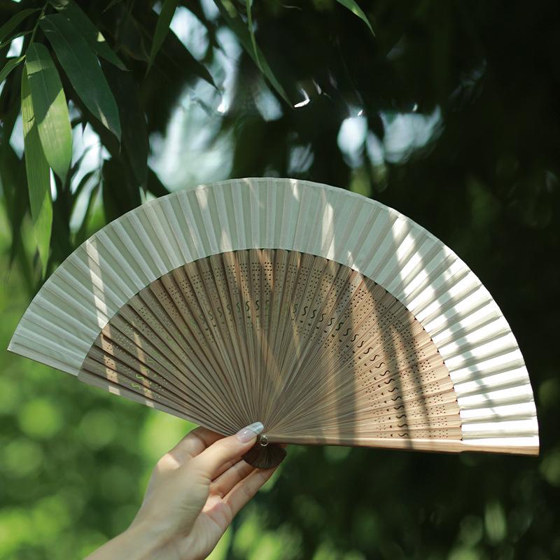 1pc Retro Bamboo Folding Fan, Portable Summer Handheld Fan, Heart-shaped Origami Fan with Wooden Frame and White Paper Blades.