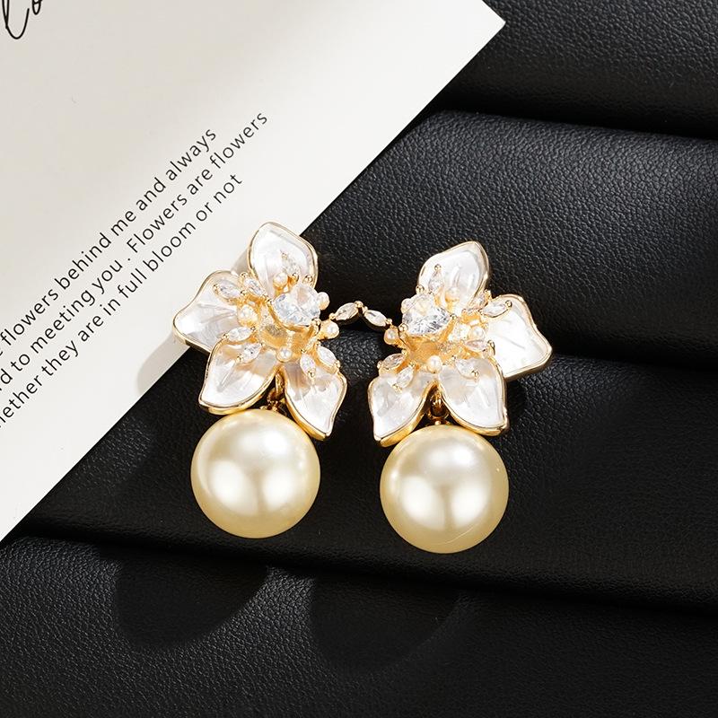Gentle Hong Kong Style Butterfly Beads Fashion Earrings Three-Dimensional Flowers Exquisite Earrings Temperament Light Luxury High-End Earrings