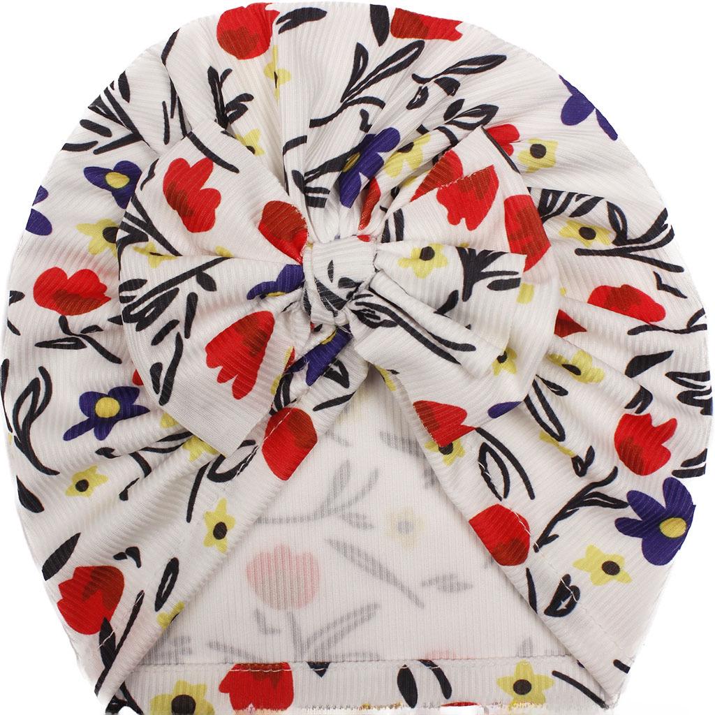 Sommerliche Babymütze mit Schleife und kreativem Aufdruck