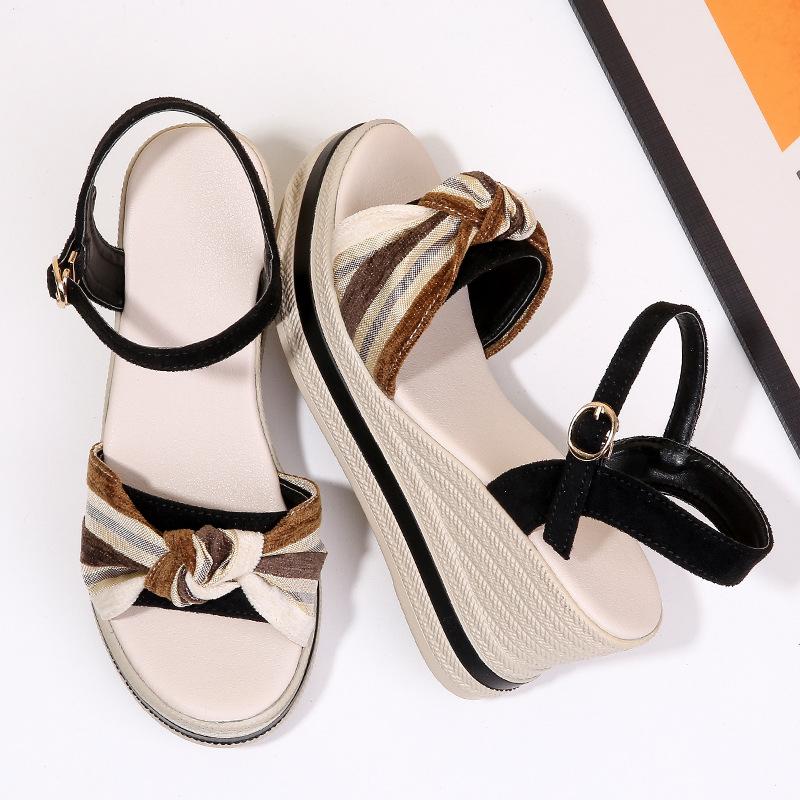 Sommer neue lässige Sandalen dicke Sohle Muffin erhöht und zeigt kleine Keile