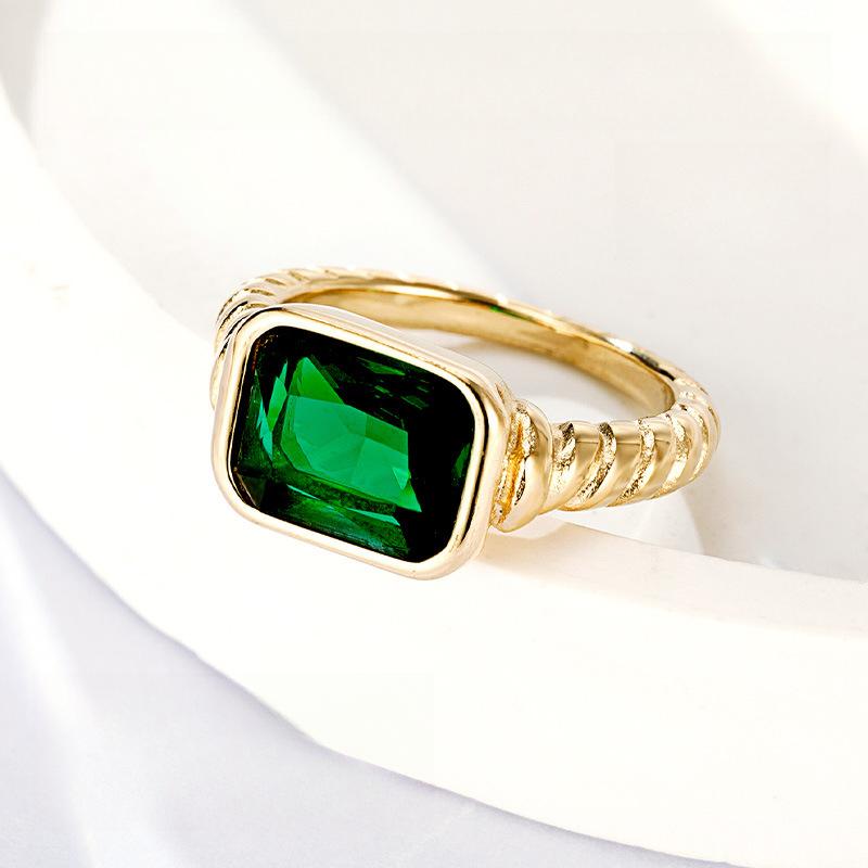 Vintage Rectangle Emerald Diamond Ring Light Luxury Twisted Spiral Ring Titanium Steel Plated Jewelry Women