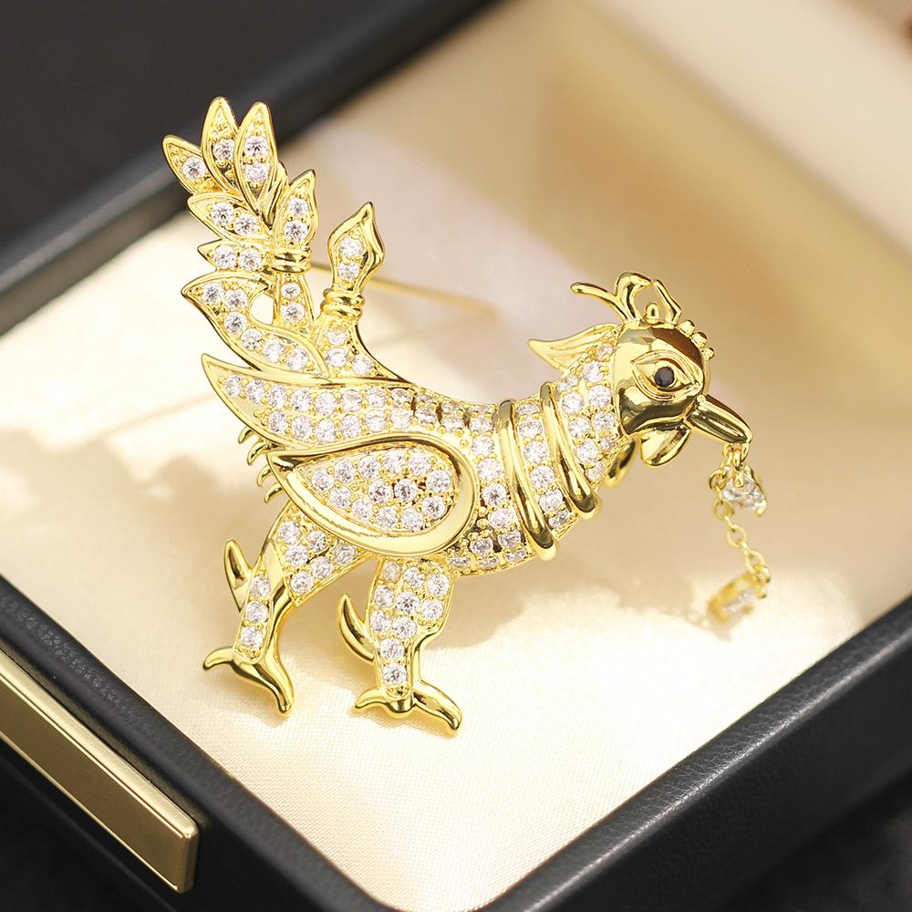 High-end personalized exotic golden big rooster brooch small personalized versatile zodiac animal pin men and women