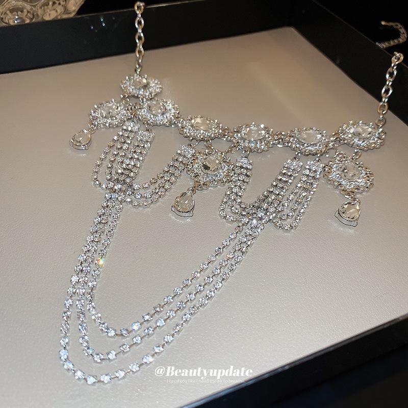 Mehrschichtige Quasten-Geometrie-Halskette mit Diamanten besetzt, übertriebenes Design im Palaststil, Retro-Schlüsselbein-Kette