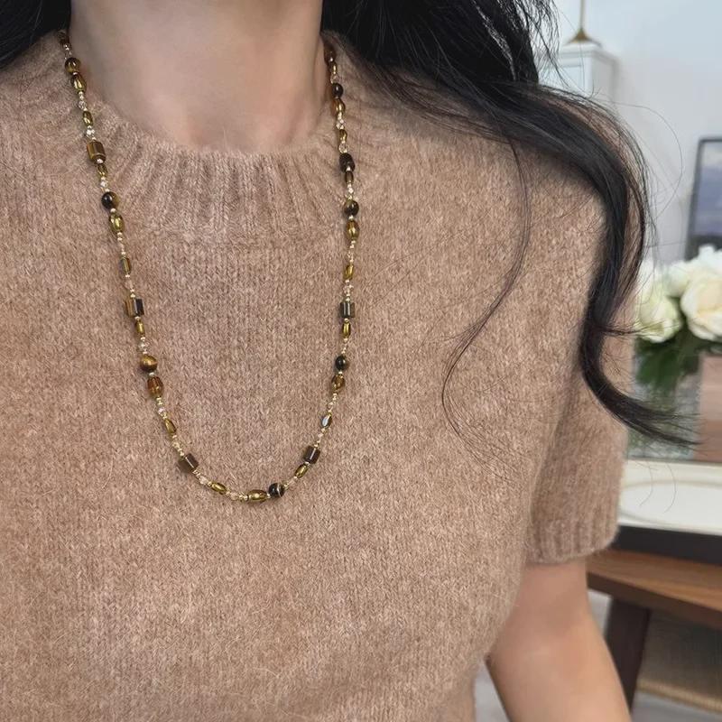 Korálkový náhrdelník Maillard s tygřím okem - kávová barva, podzimní/zimní móda pro ženy