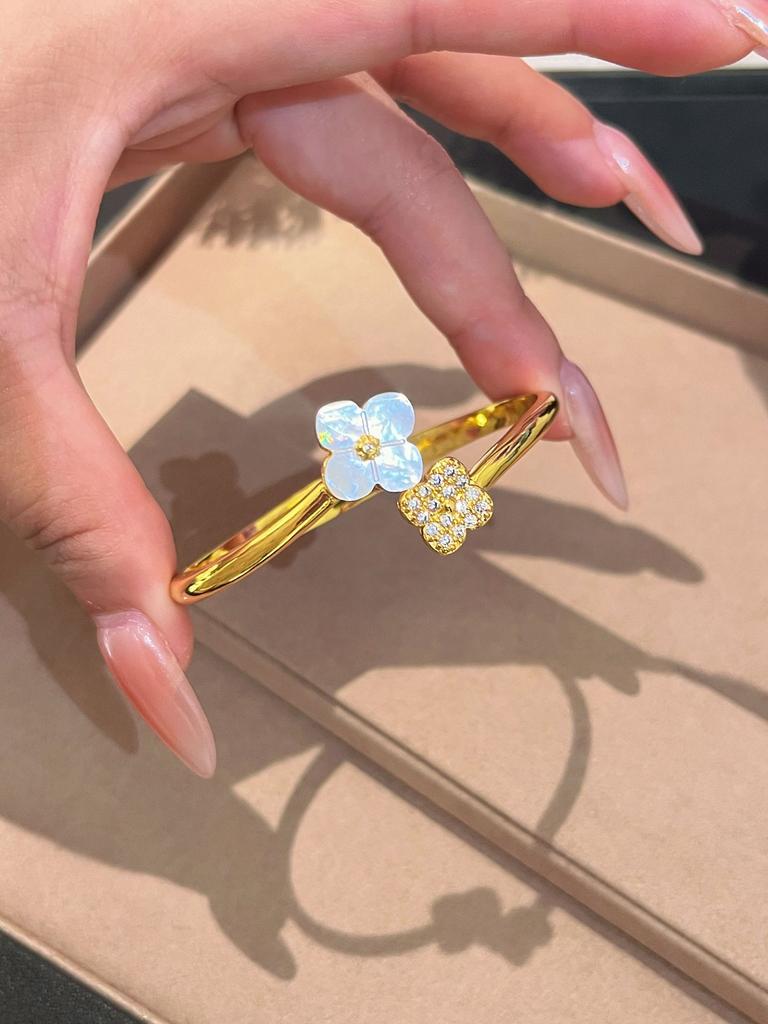 French Retro Four-Leaf Flower White Shell Fringed Necklace Five-Flower Bracelet Petal Temperament Premium Light Luxury Set