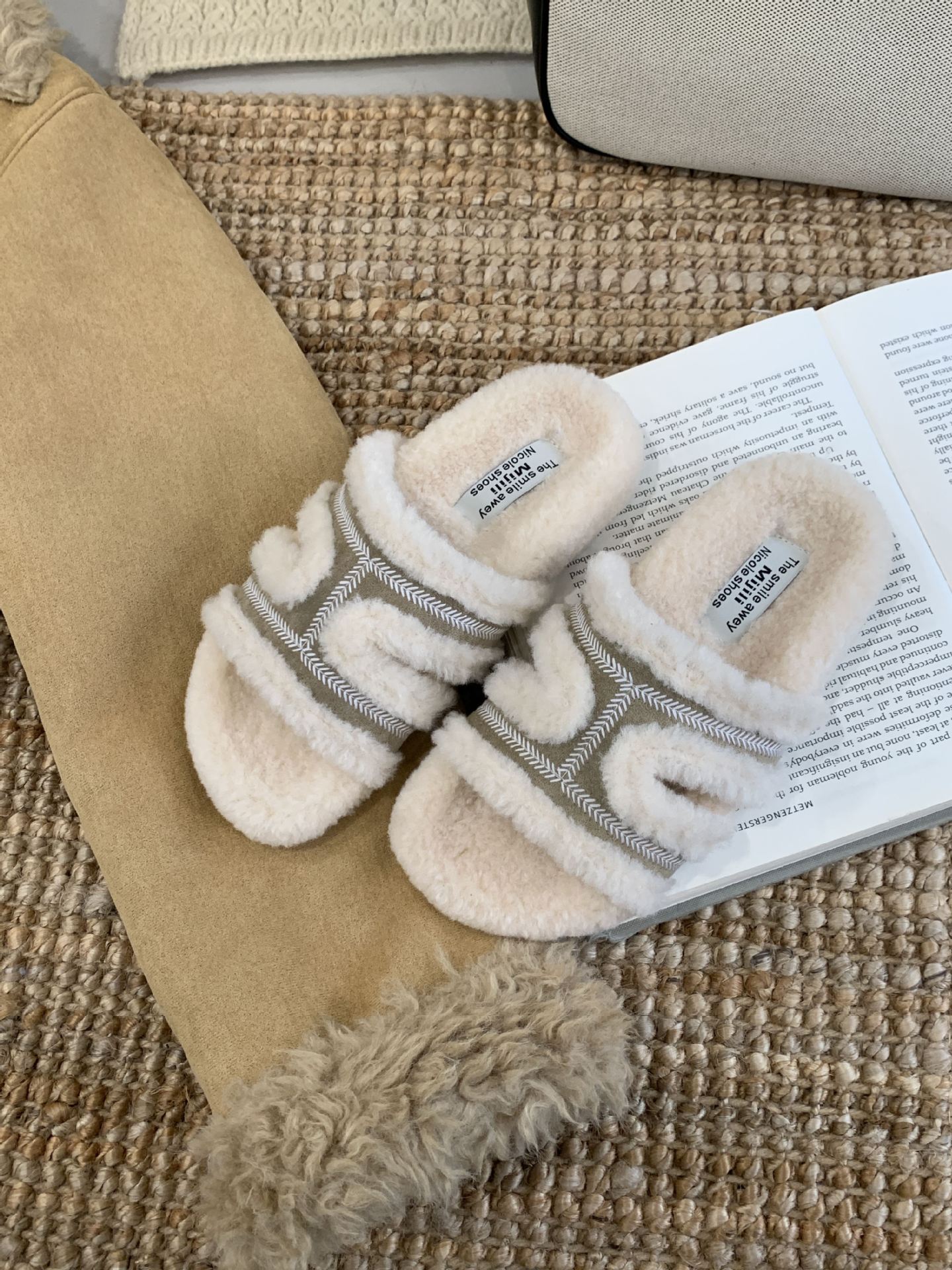 

2025 autumn new niche retro fluffy slippers outer wear thick-soled casual cool slippers women 39 зелёный