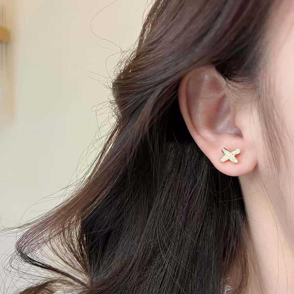 S925 Sterling Silver X-Shaped Cross Ear Studs for Women: Fashionable and Versatile Cartilage Earrings with a Unique Design.