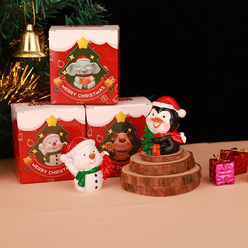 פסלונים קטנים של חיות חג המולד: קישוטים חמודים לשולחן העבודה לקישוט החג