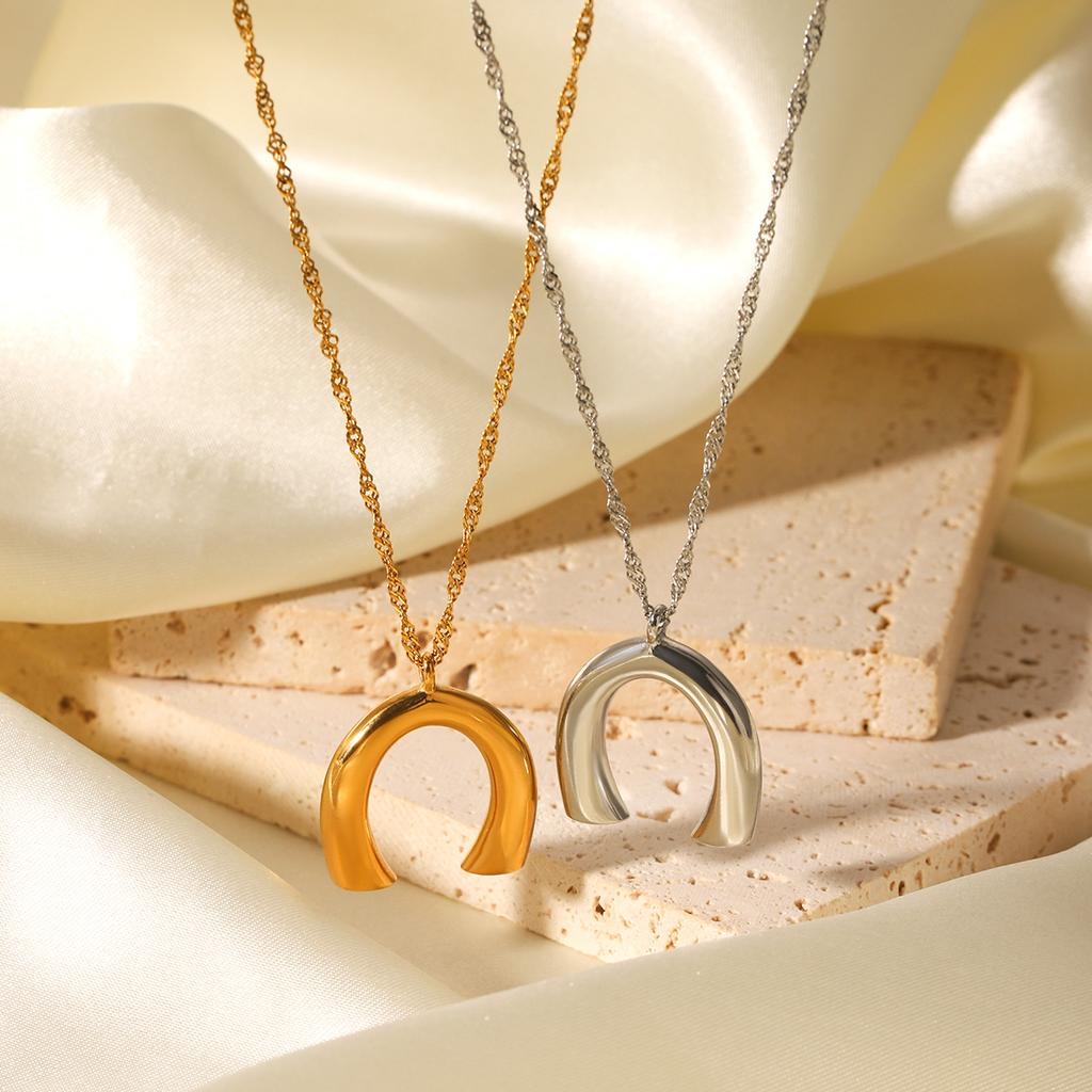 Water ripple chain U-shaped horseshoe pendant necklace for women, fashionable unique titanium steel neck chain