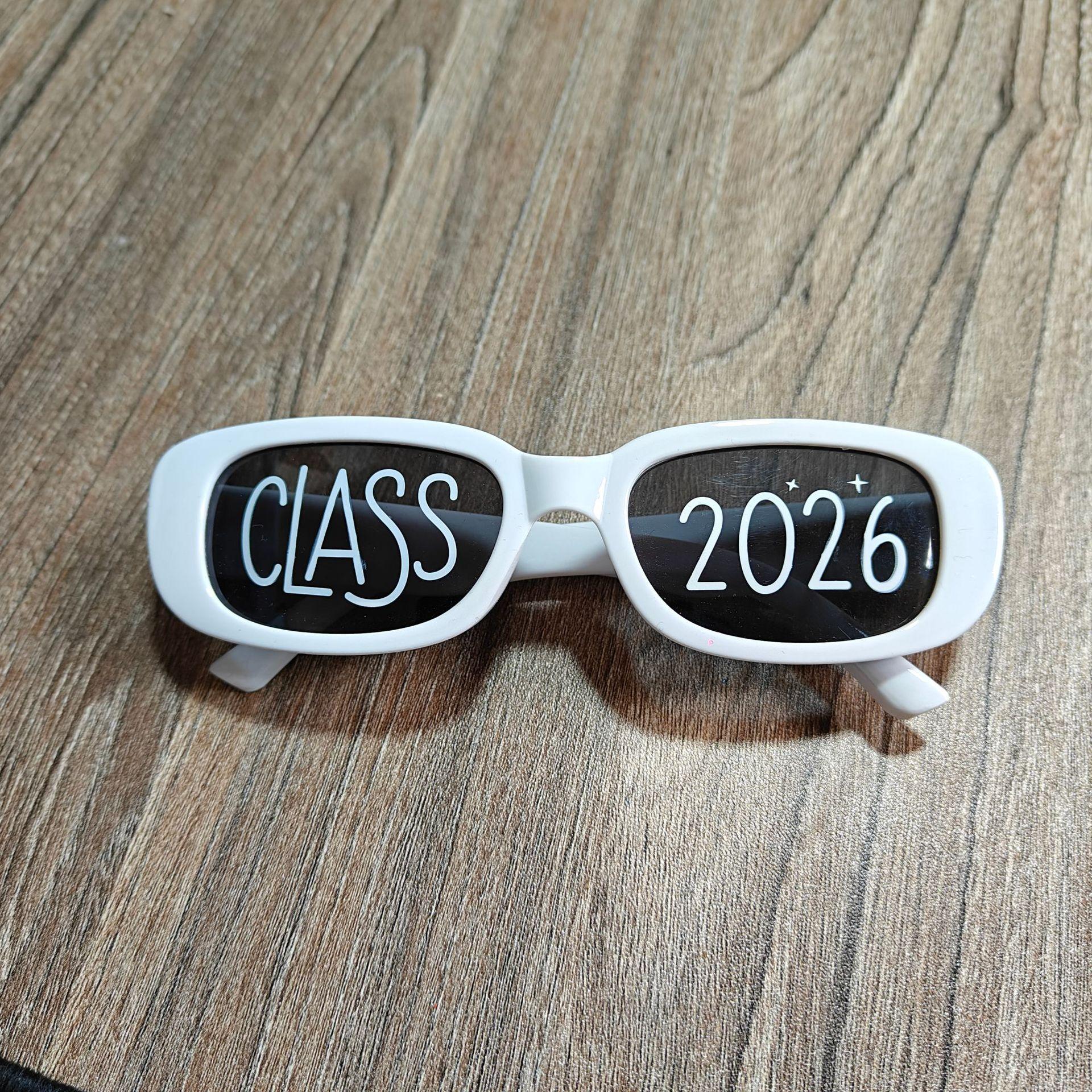 Gift for 2026 Graduation Glasses 2026 Graduate Polymer Glasses Graduation Party Supplies Photo Booth Props белый