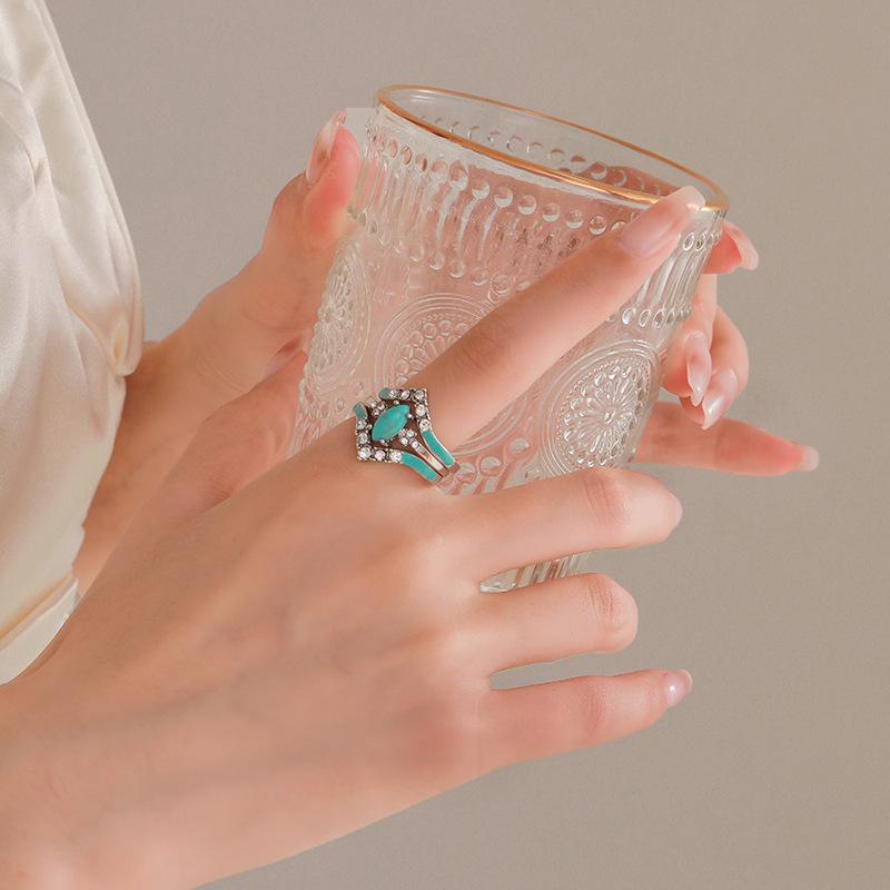 Yunjin, new fashion retro diamond-encrusted turquoise three-piece ring direct sales.