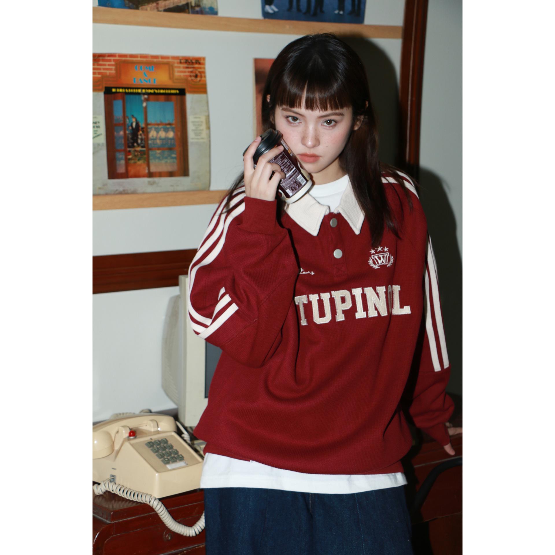 

Women s Straight Shoulder Striped Sweatshirt with American Letter Embroidery and Polo Collar - Korean Style Fat MM Collection for Spring and Autumn XL (125-150 kg) вина червоного кольору