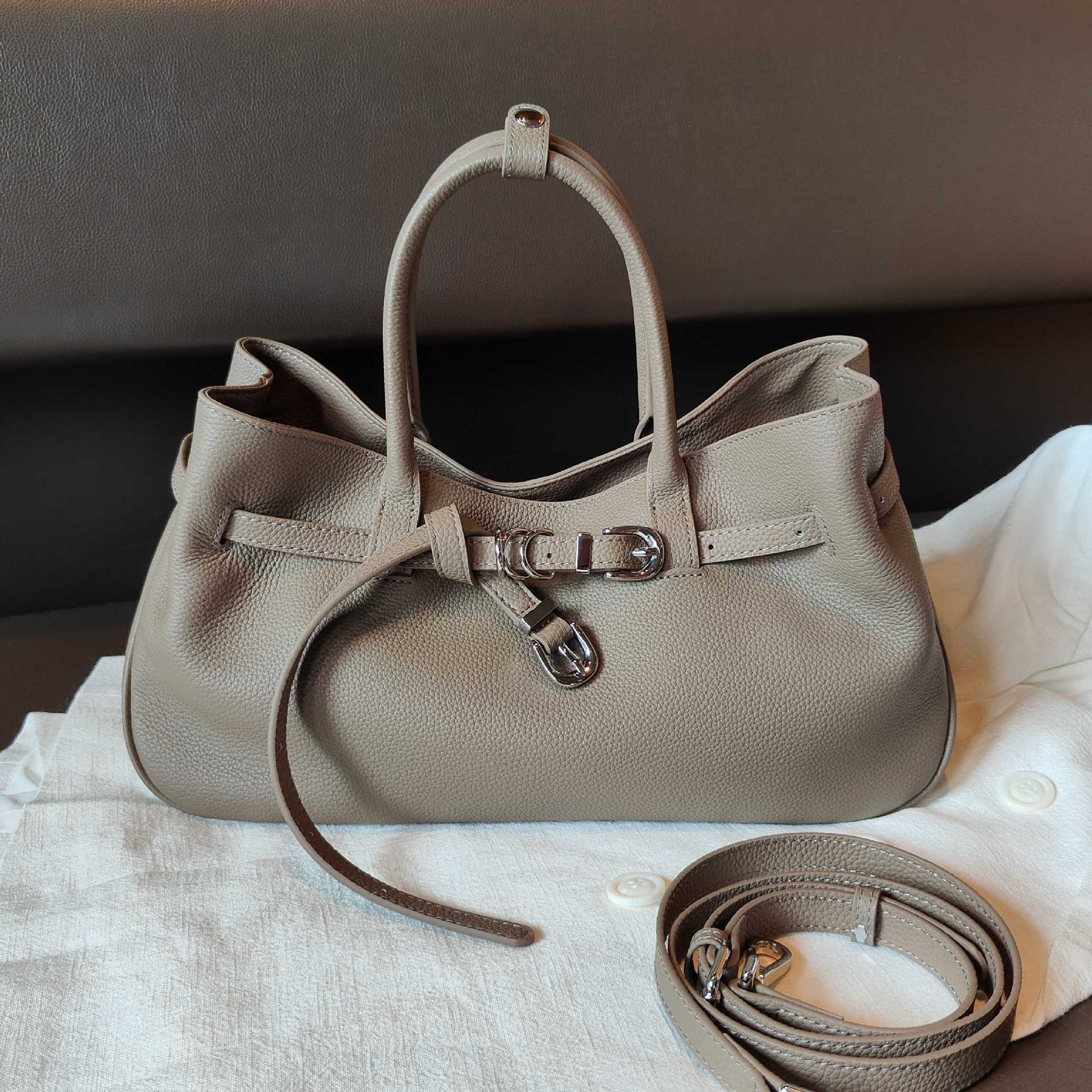 

2025 Новый стиль Ретро Потертая коровья кожа Большая вместимость Сумка-тоут Модная Повседневная Минималистичная Универсальная Одинарная кожаная Сумка женская 36x13x20cm