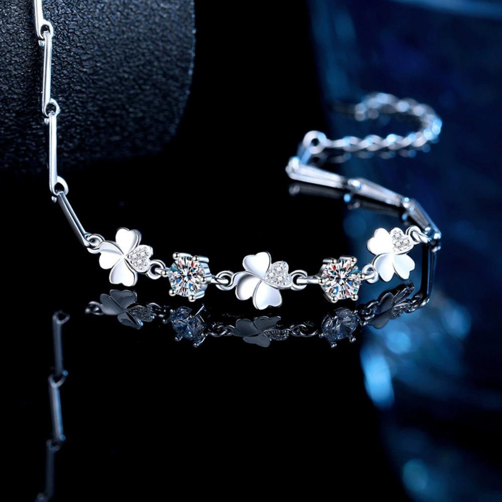 Four-leaf Clover Bracelet Elegant and Luxurious A Perfect Valentine's Day or Birthday Gift