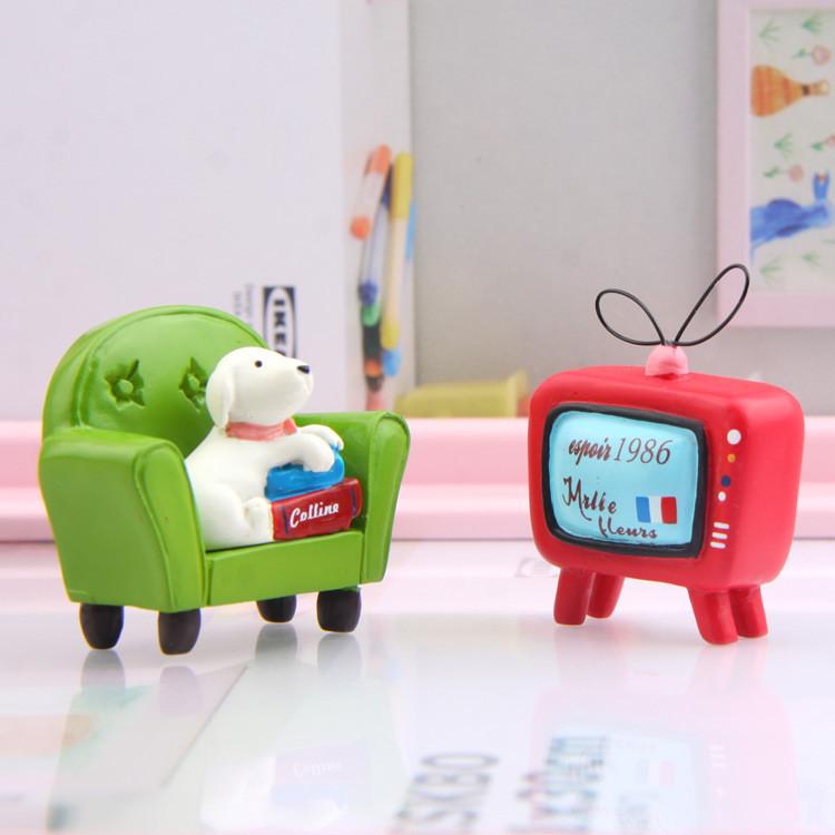 Dog Resin Figurine Ornament With Green Sofa For Shooting Props And Gift Teens