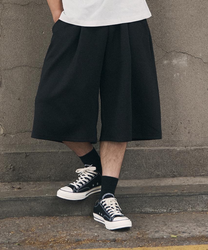 Beokeuldaun Comfort One-Pleat Long Wide Bermuda Sweatpants (Black)