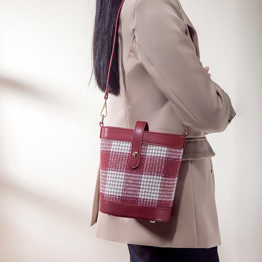 Red bag with a high-end feel, bucket bag for women, niche houndstooth pattern shoulder bag, vintage and stylish wedding bag, bridal gift for women