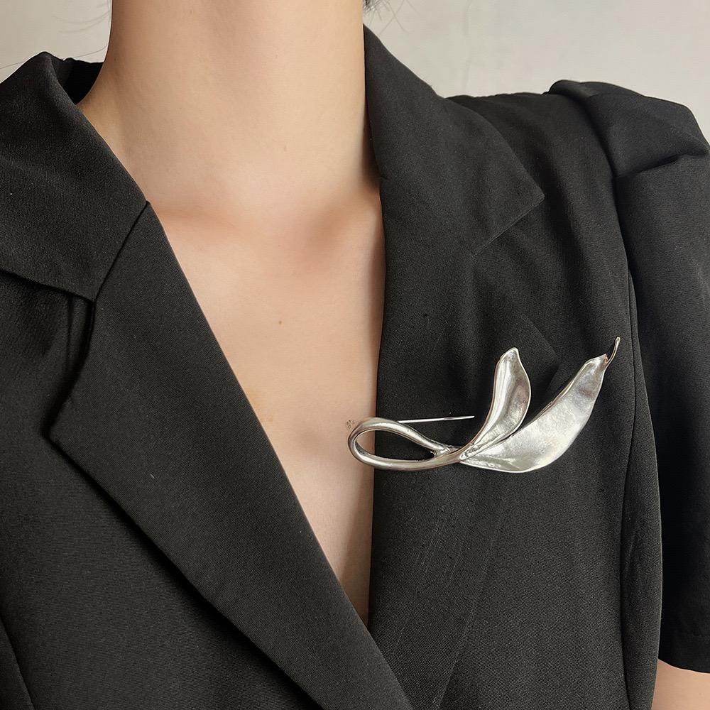 European And American Frosted Metal Folded Leaf Brooch Fashion Design Sense Exquisite Women Accessories Gift 2025