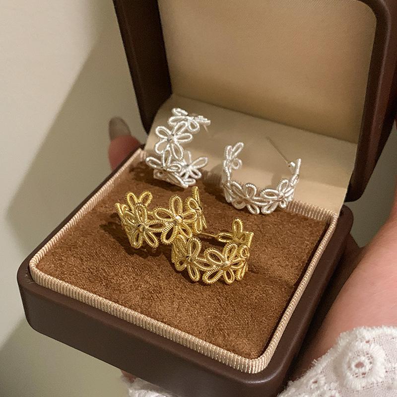 Korean version S sweet hollow flower stud earrings female design Internet celebrity earrings