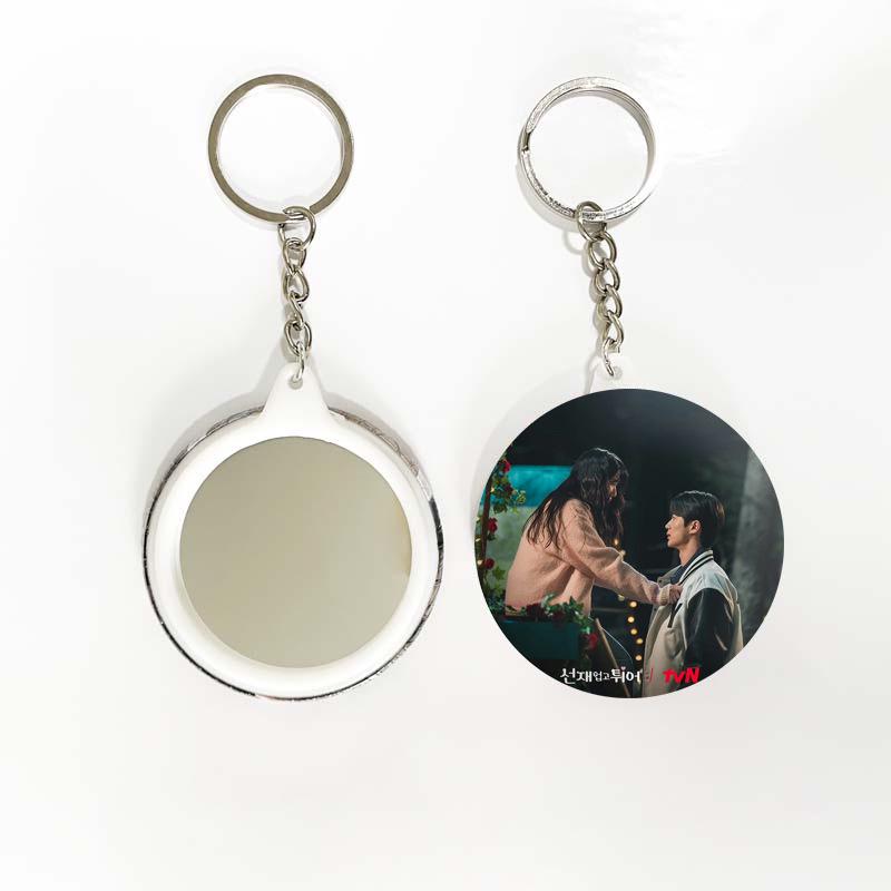 Llavero Colgante Espejo Insignia "Lovely Runner" - Merchandising del Drama Coreano con Byeon Woo-seok y Kim Hye-yoon