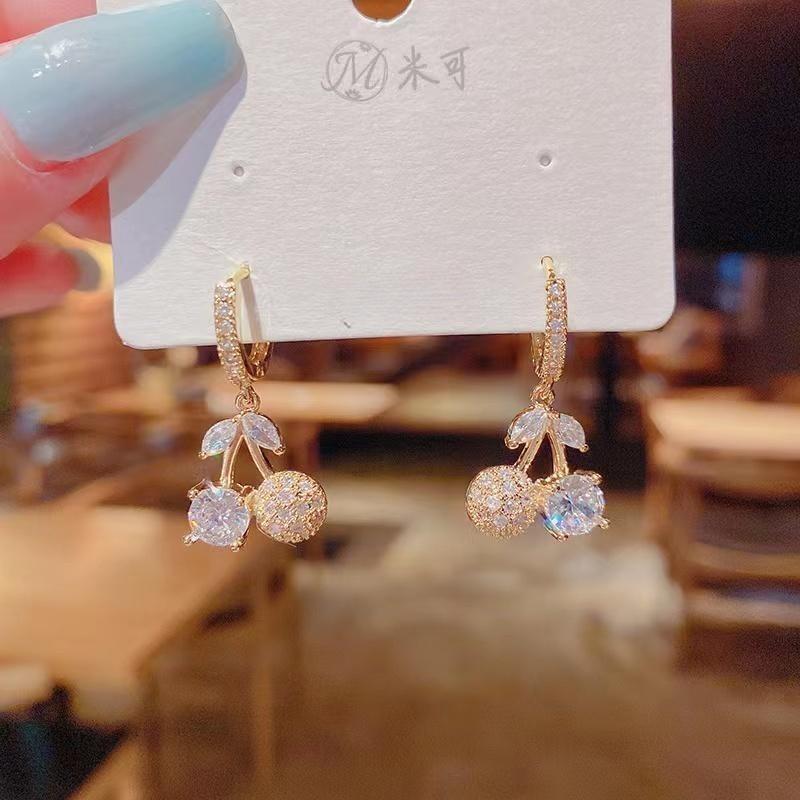 

Сладкие и милые серьги из вишневого циркона для дам