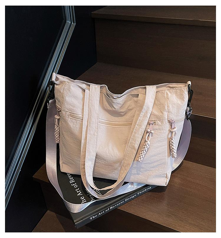 Lässige Hobo-Umhängetaschen aus Nylon mit festem Reißverschluss für Damen 2025. Mode mit hoher Kapazität, einfarbig, einzelne Schultertasche
