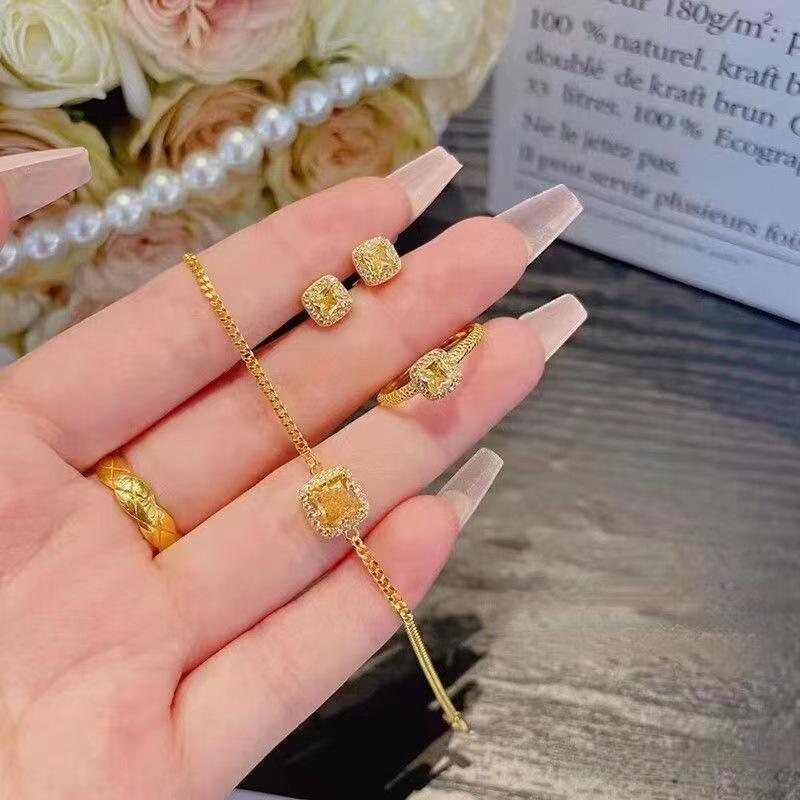 Small Candy Cube Bracelet for Women with Small Yellow Crystal Bread Clavicle Chain Light Luxury Niche Design