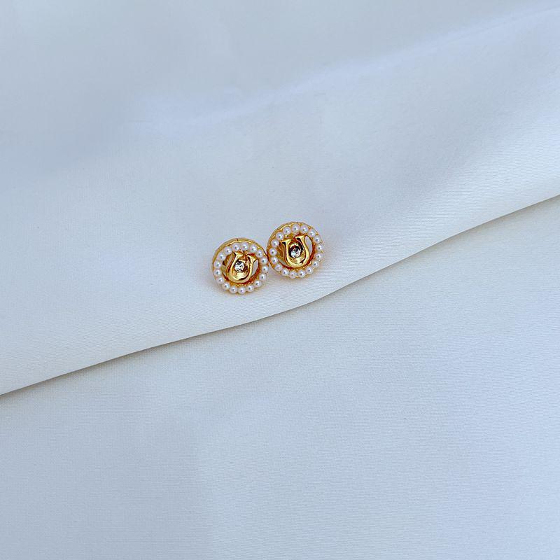 

Позолоченные серьги-пусеты C-образной формы из 18-каратного золота с жемчугом и кубическим цирконием со стальным штифтом