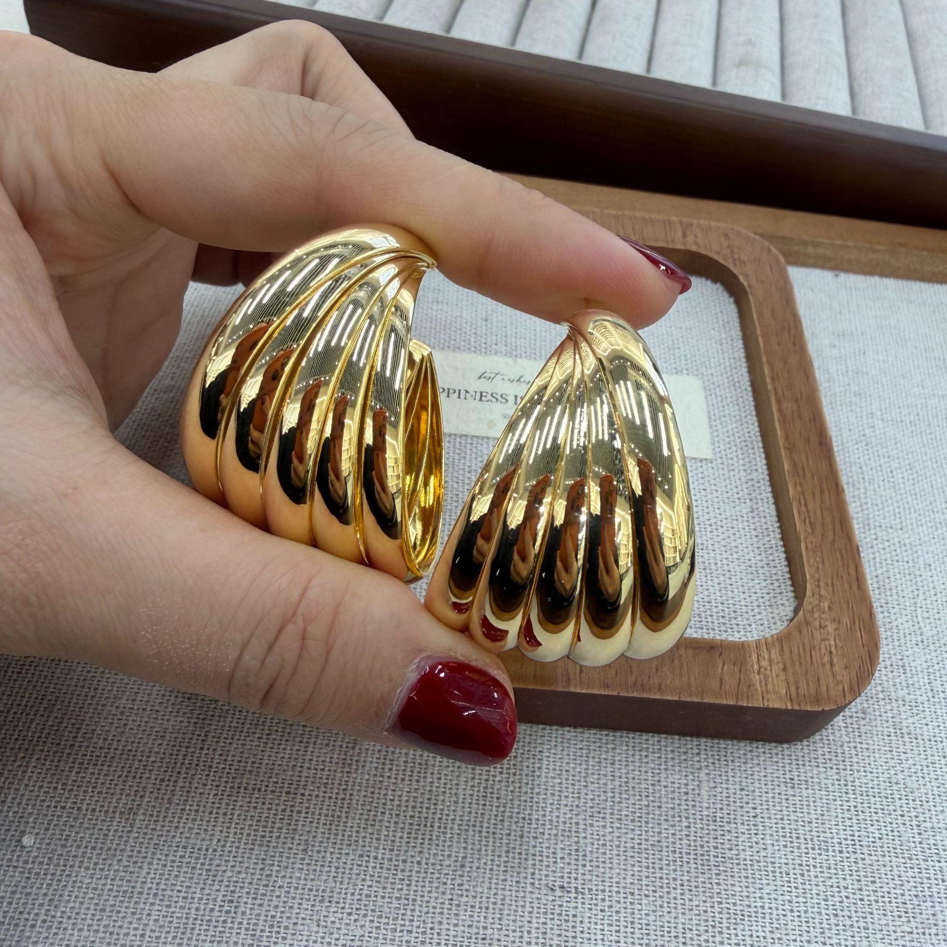 Retro Metal Sense Exaggerated Large Circle Earrings Female Personality Versatile Temperament Twisted Twist Earrings Ear Jewelry