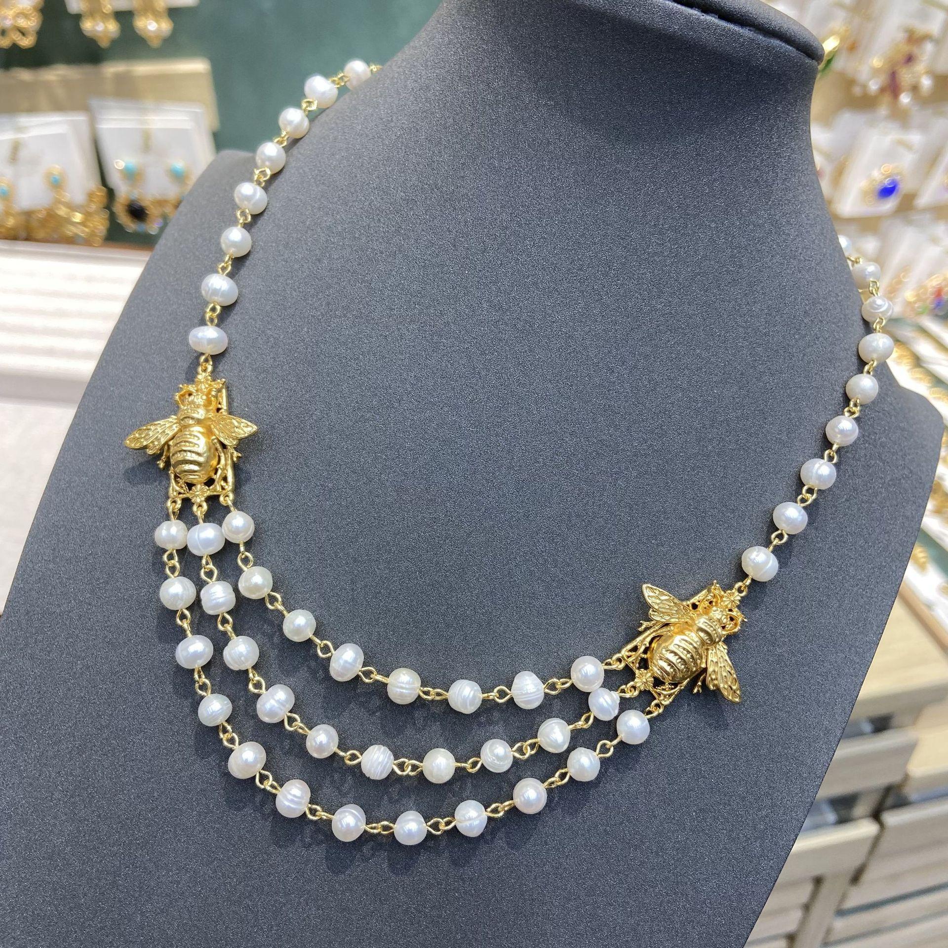 

2025 длинное женское универсальное легкое роскошное ожерелье в виде пчелы особой формы из пресноводного жемчуга с медным позолоченным покрытием, многослойная цепочка для свитера