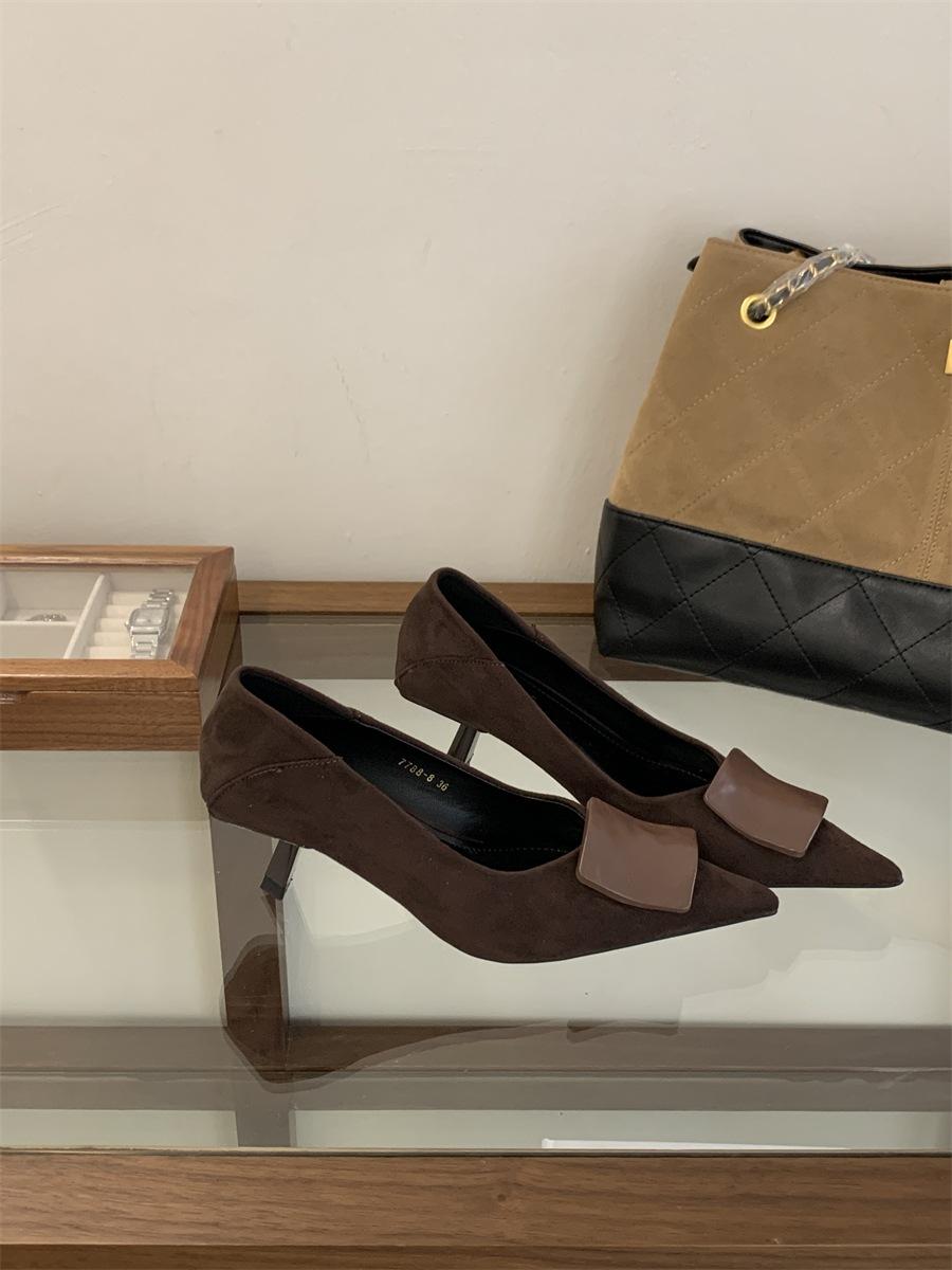 

Metal buckle pointed high heels women s shoes 2025 new spring and autumn French temperament shallow mouth stiletto shoes 39 темно-коричневого