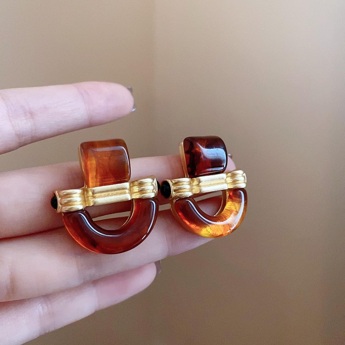 

Серьги-пусеты неправильной формы коричневого цвета Серебряная игла - Французская легкая роскошь, ретро, нишевые, высококлассные украшения для женщин.